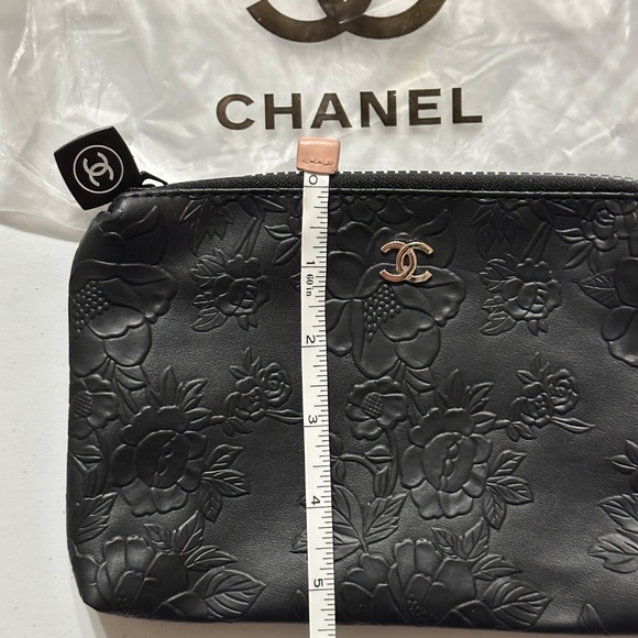 Rare New Chanel Black Camellia Makeup pouch - Picture 7 of 7
